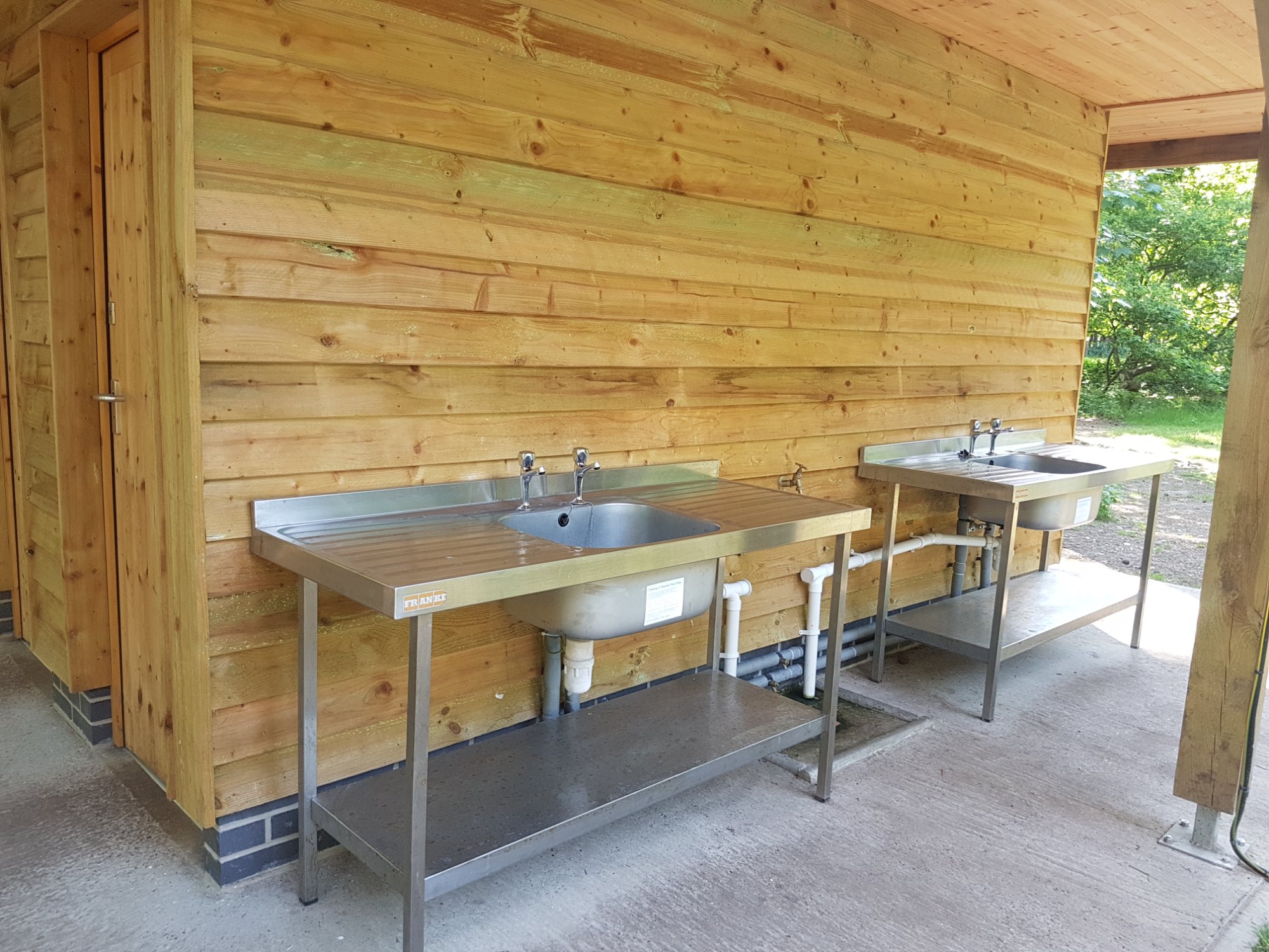 Covered washing-up sinks with hot and cold water